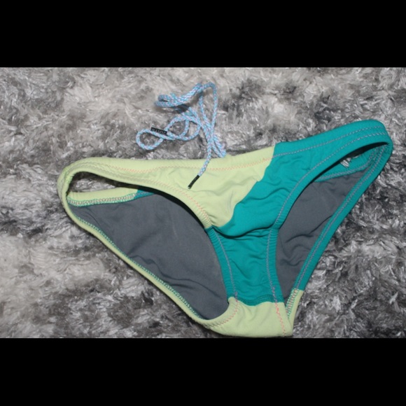 Kneeskins, bikini bottoms, and one pieces - Picture 6 of 7